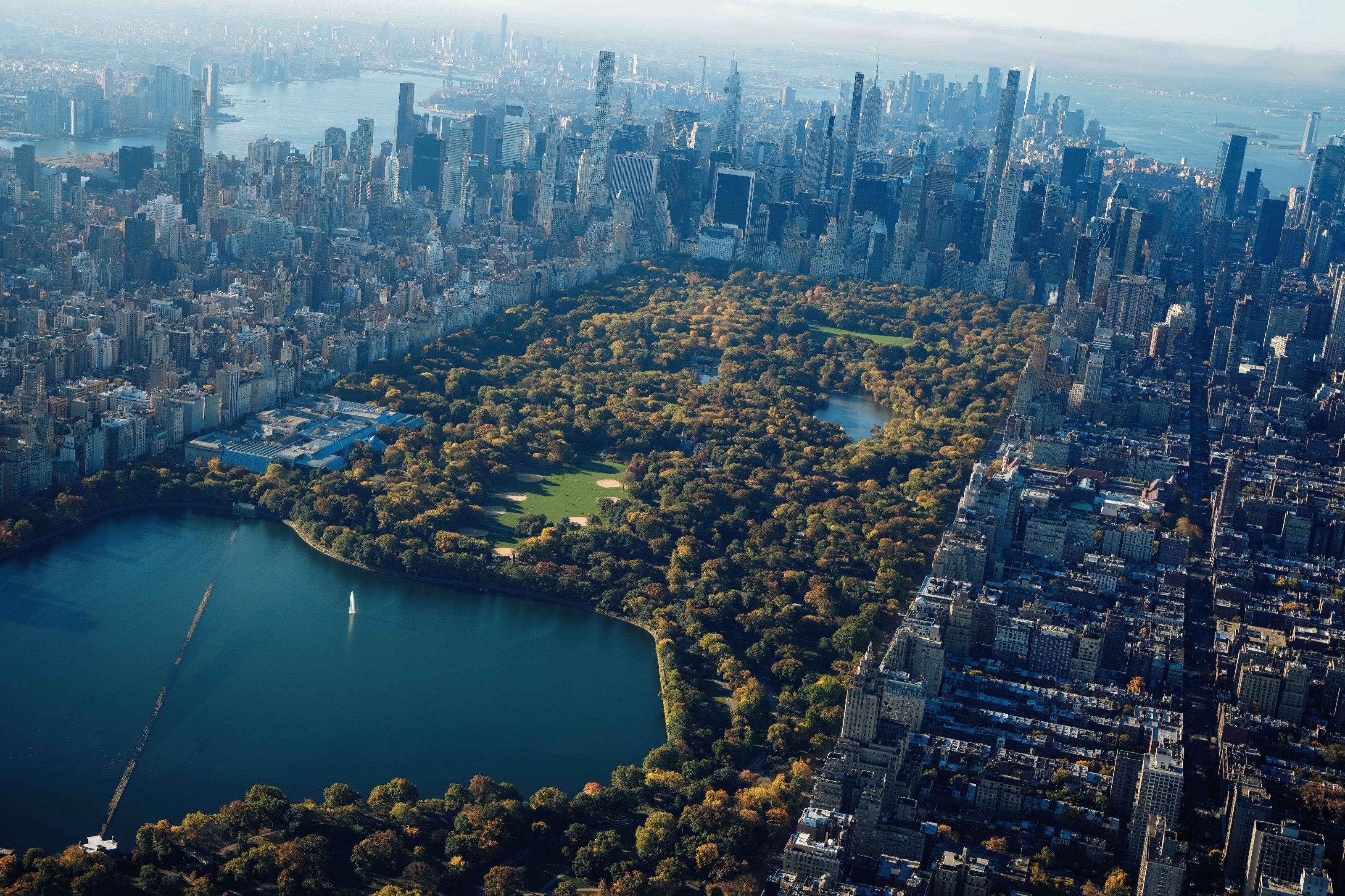 Aerial view of Central Park and the Jacqueline Kennedy Onassis Reservoir with the Manhattan skyline, New York City